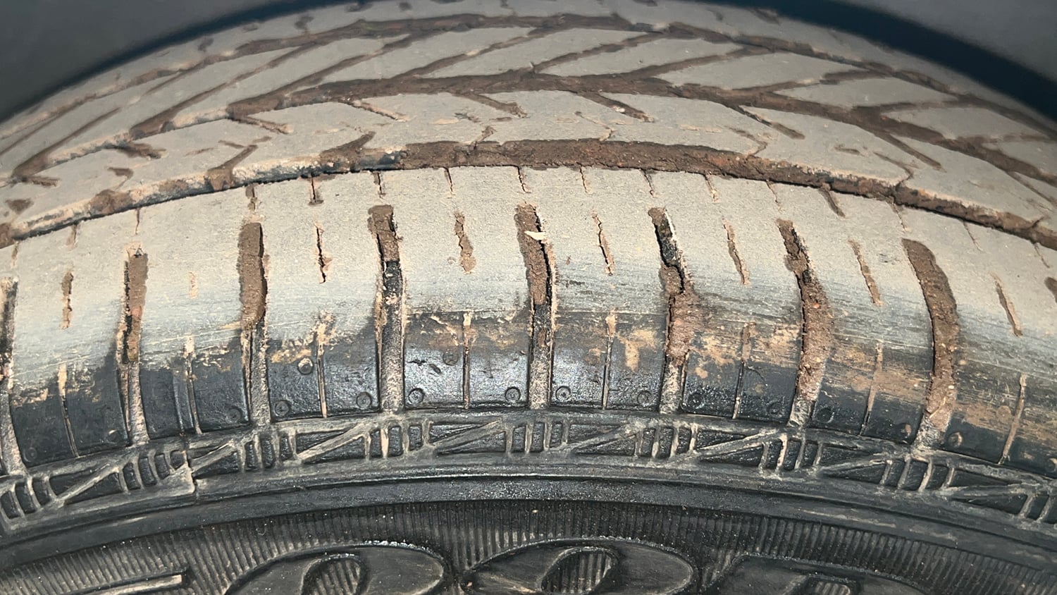 Used 2015 Maruti Suzuki Celerio ZXi AMT Petrol Automatic tyres RIGHT FRONT TYRE TREAD VIEW