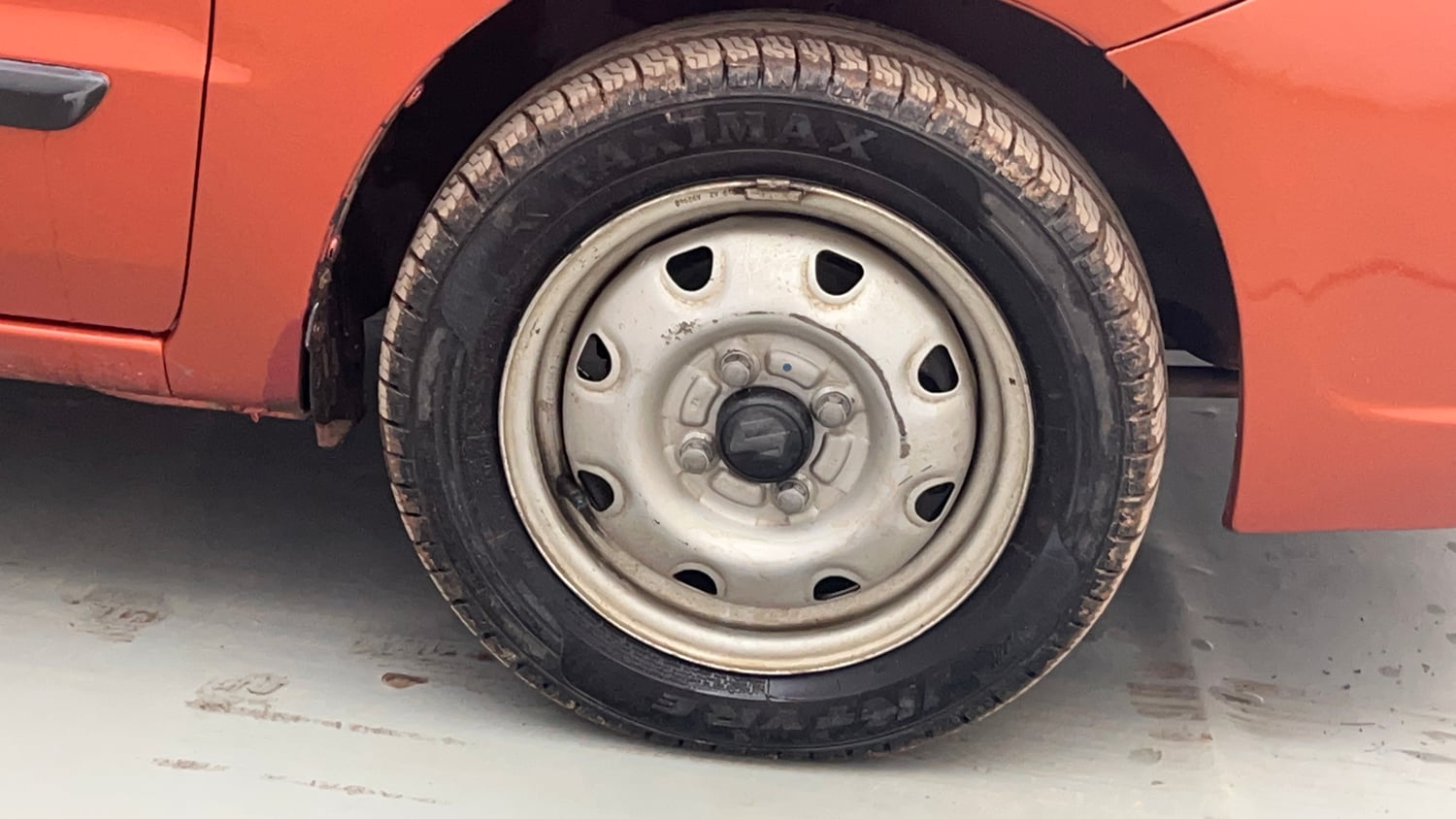 Used 2012 Maruti Suzuki Estilo LXi BS-IV Petrol Manual tyres RIGHT FRONT TYRE RIM VIEW