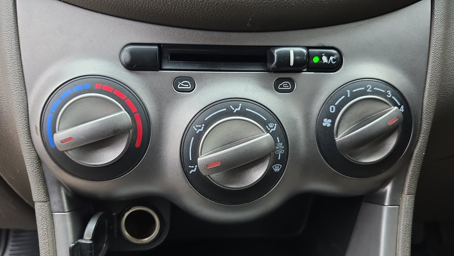 Used 2013 Hyundai i10 Era 1.1 iRDE2 Petrol Manual top_features Air conditioner