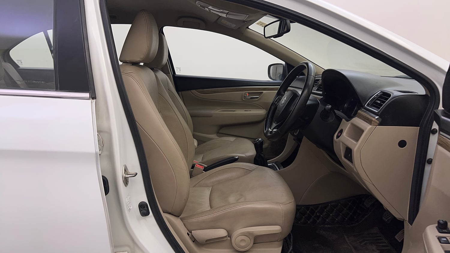 Used 2018 Maruti Suzuki Ciaz Alpha 1.3 Diesel Diesel Manual interior RIGHT SIDE FRONT DOOR CABIN VIEW