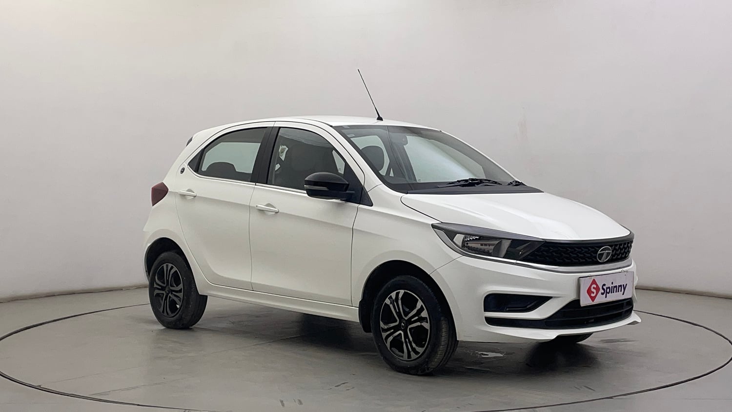 Used 2023 Tata Tiago XT CNG Cng Manual exterior RIGHT FRONT CORNER VIEW
