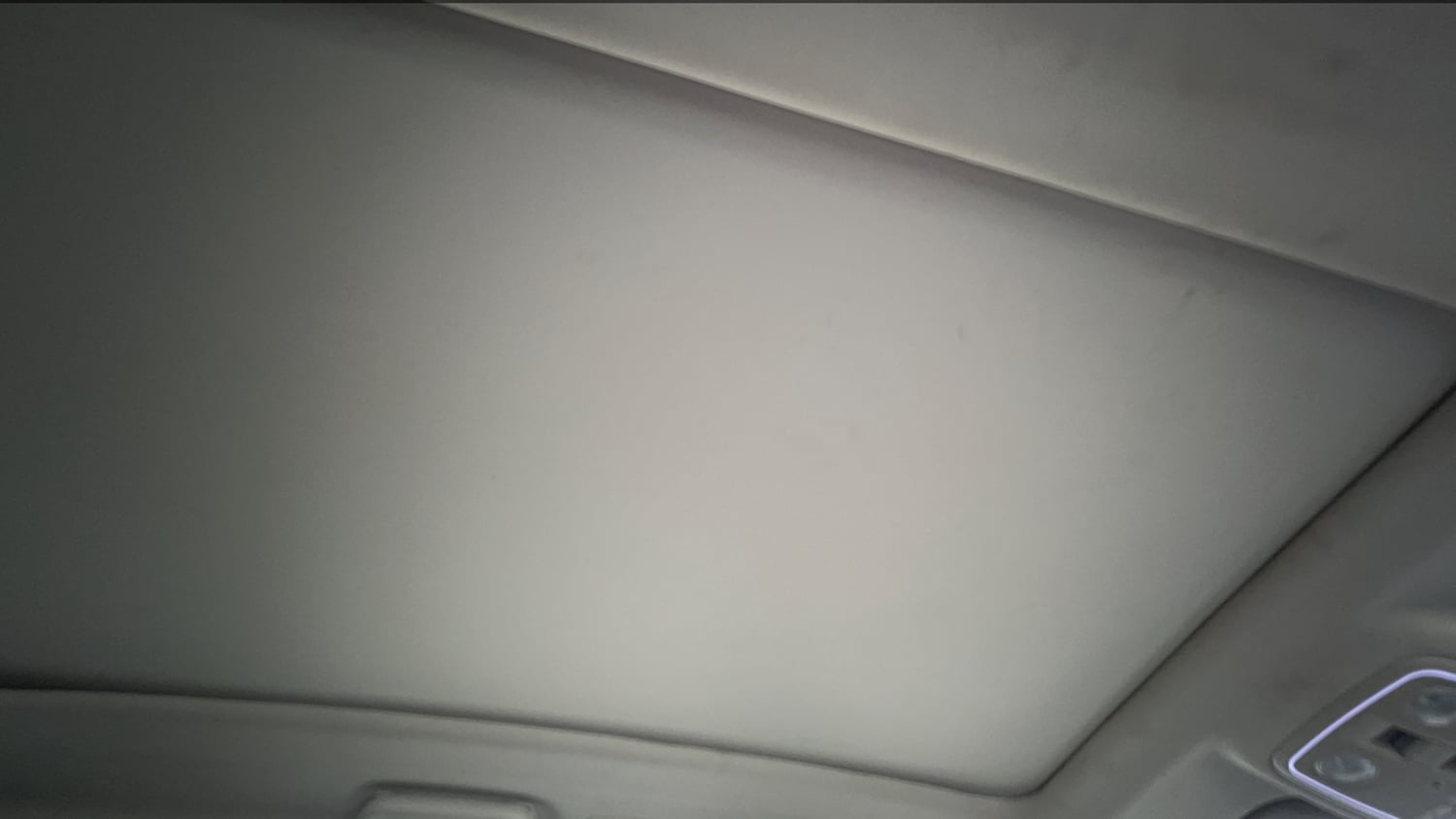 Used 2022 Mahindra XUV700 AX 5 Petrol MT 7 STR Petrol Manual top_features Sunroof