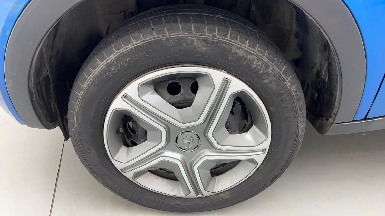 Used 2018 Tata Nexon XM Petrol Manual tyres LEFT FRONT TYRE RIM VIEW