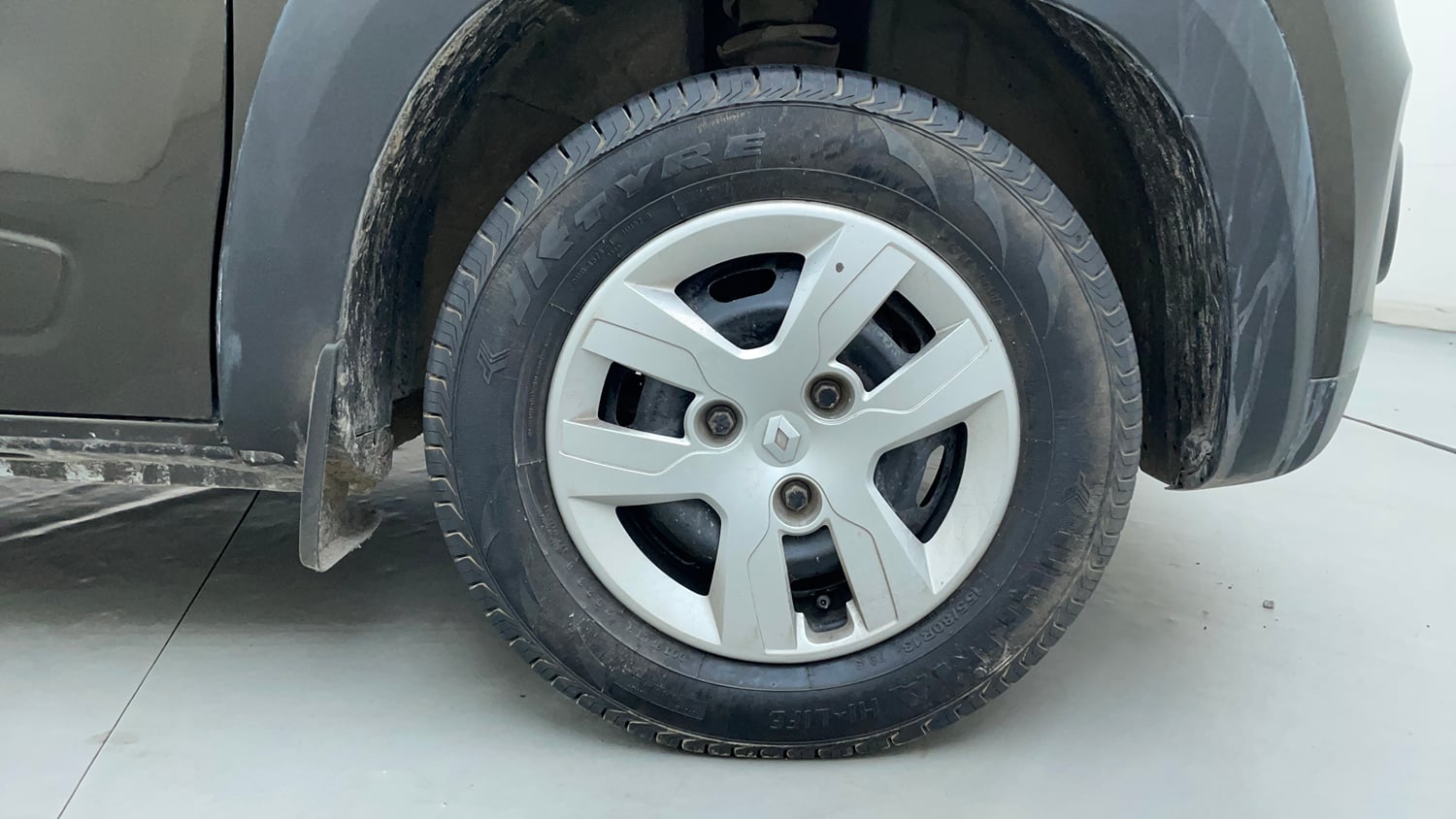 Used 2019 Renault Kwid 1.0 RXT AMT Opt Petrol Automatic tyres RIGHT FRONT TYRE RIM VIEW