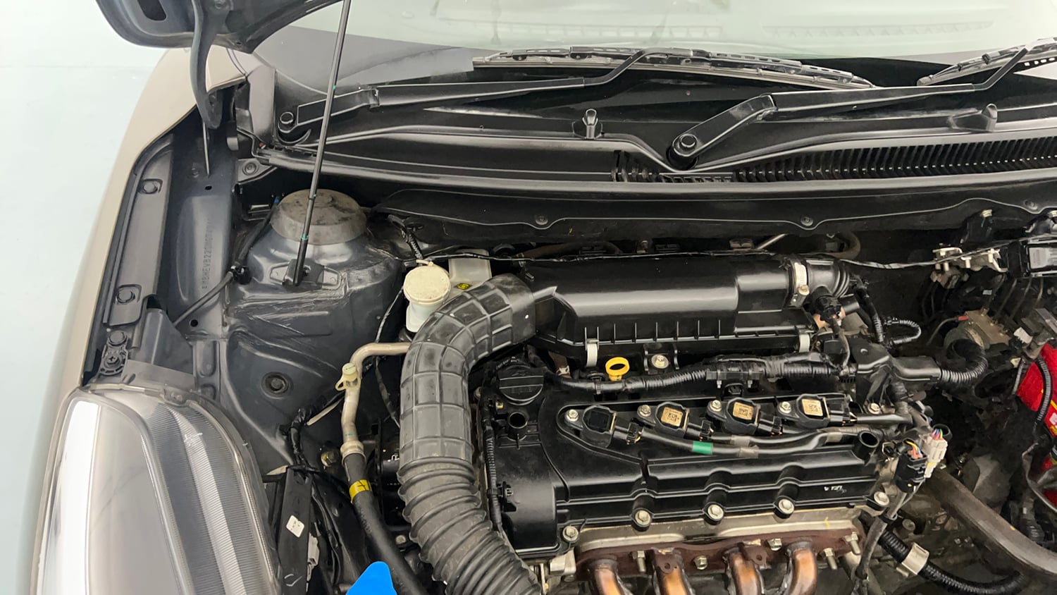 Used 2021 Maruti Suzuki Baleno Delta Petrol Manual engine ENGINE RIGHT SIDE HINGE & APRON VIEW