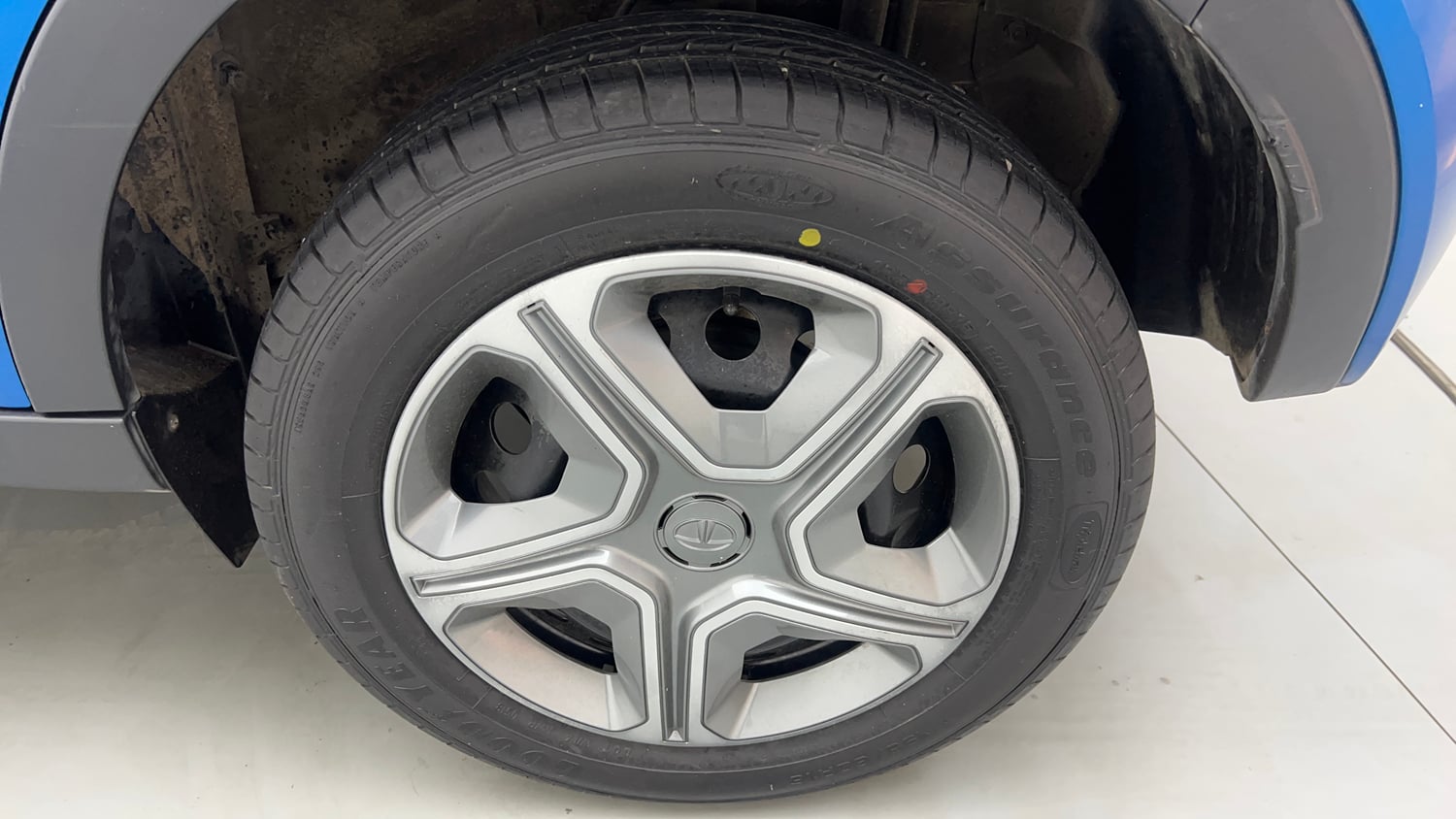 Used 2018 Tata Nexon XM Petrol Manual tyres LEFT REAR TYRE RIM VIEW