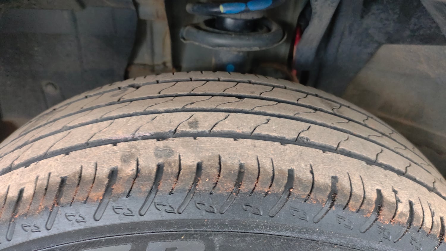 Used 2024 Renault Kiger RXE Petrol Manual tyres LEFT FRONT TYRE TREAD VIEW