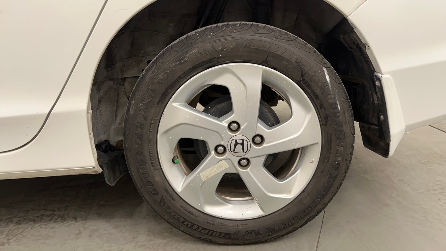 Used 2015 Honda City VX CVT Petrol Automatic tyres LEFT REAR TYRE RIM VIEW