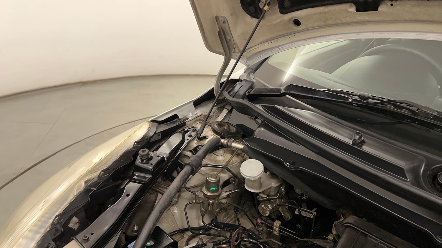 Used 2012 Maruti Suzuki Swift VXi Petrol Manual engine ENGINE RIGHT SIDE HINGE & APRON VIEW