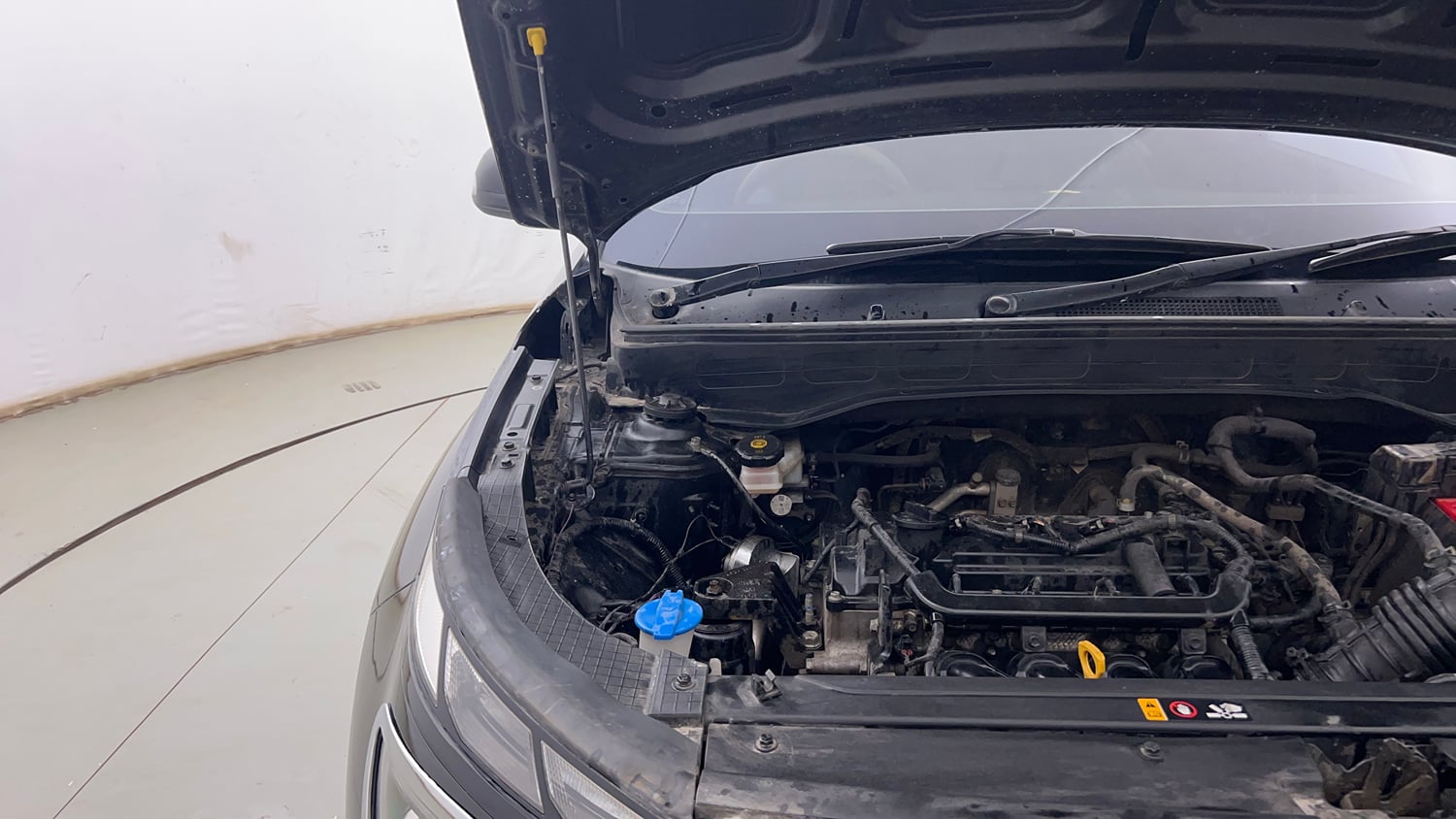 Used 2022 Hyundai Venue SX 1.2 Petrol Petrol Manual engine ENGINE RIGHT SIDE HINGE & APRON VIEW