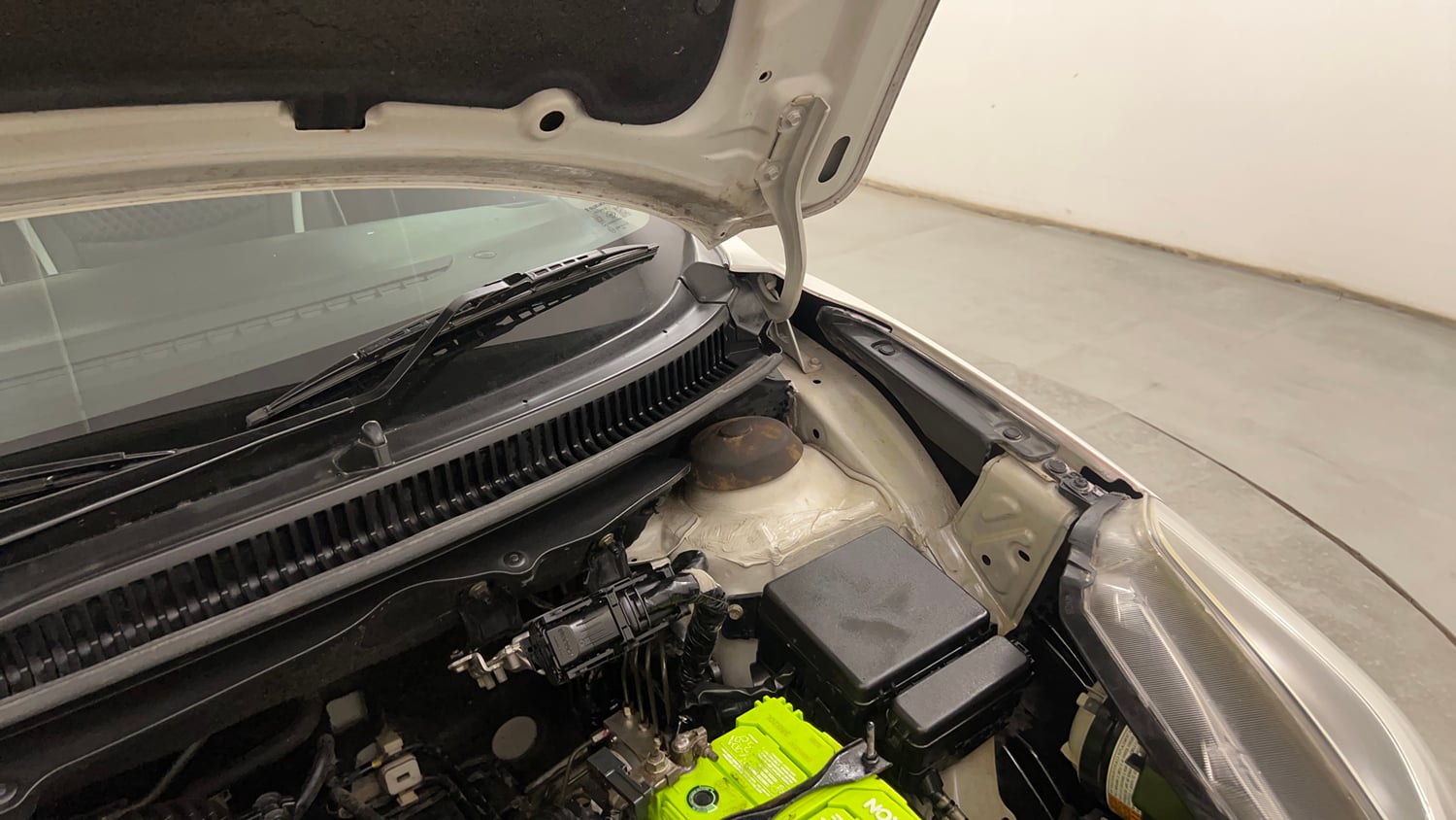 Used 2016 Maruti Suzuki Baleno Alpha 1.2 Petrol Manual engine ENGINE LEFT SIDE HINGE & APRON VIEW