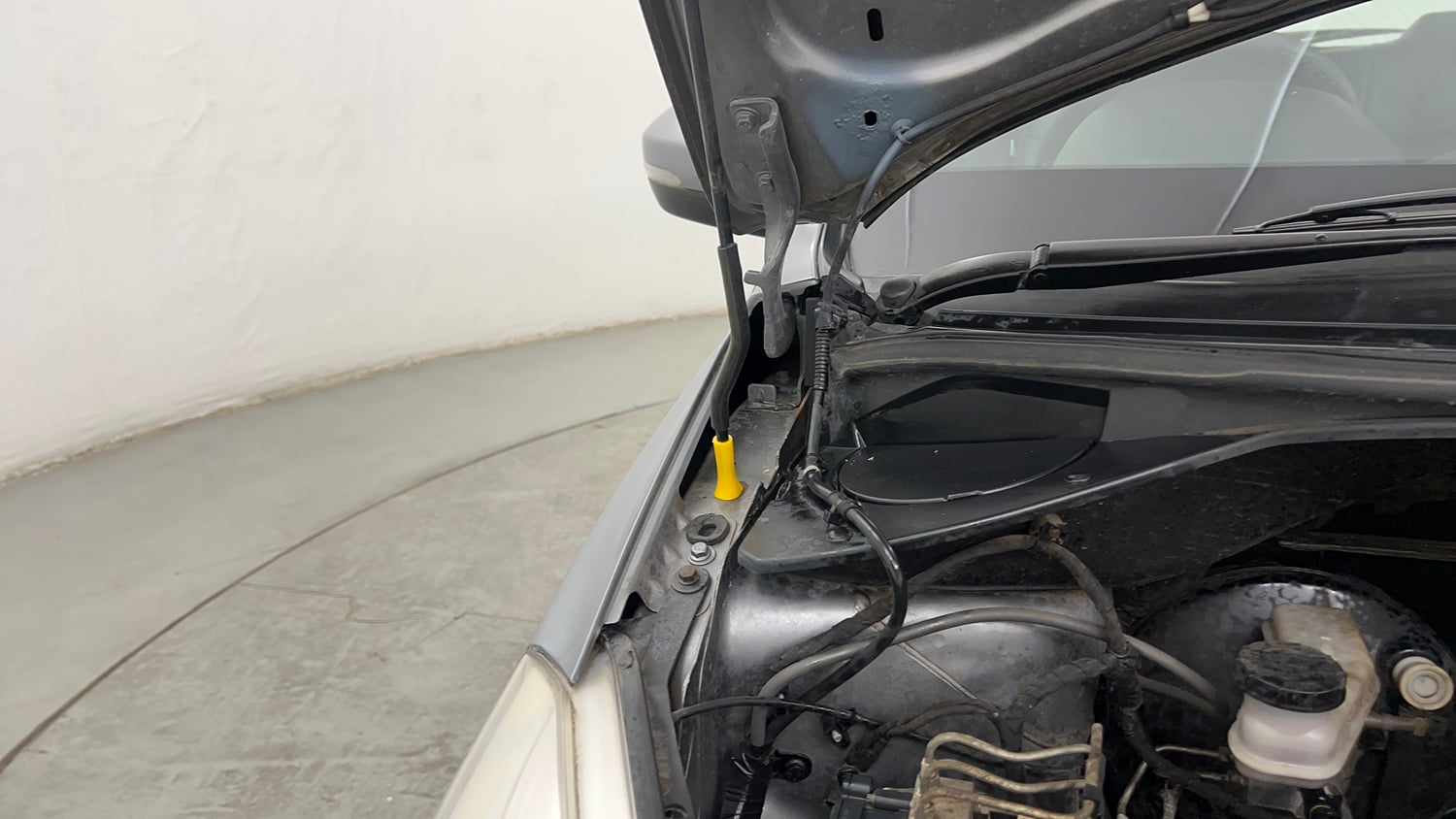 Used 2018 Tata Tiago Revotron XZ Petrol Manual engine ENGINE RIGHT SIDE HINGE & APRON VIEW