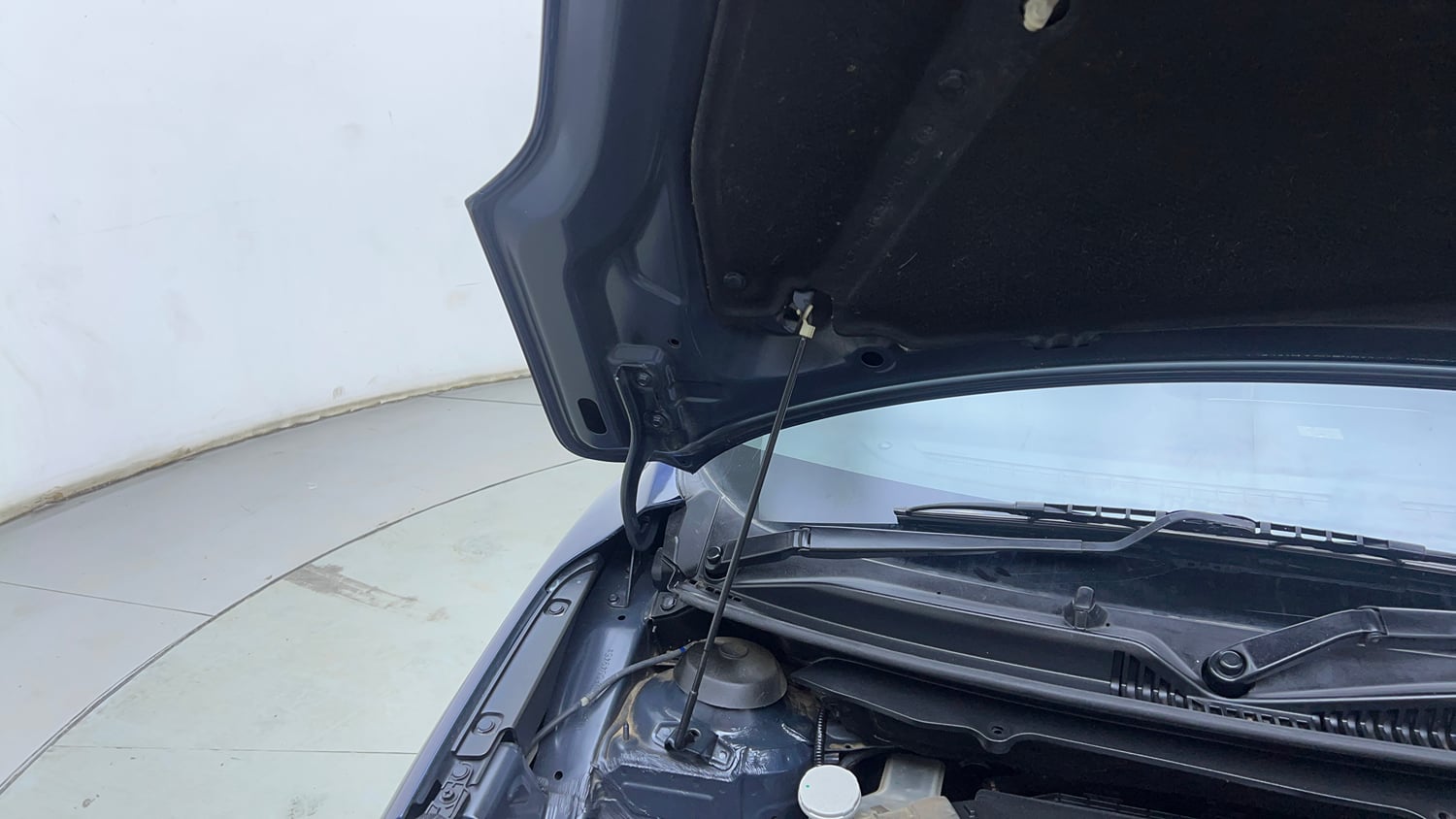 Used 2018 Maruti Suzuki Baleno Alpha 1.2 AT Petrol Automatic engine ENGINE RIGHT SIDE HINGE & APRON VIEW