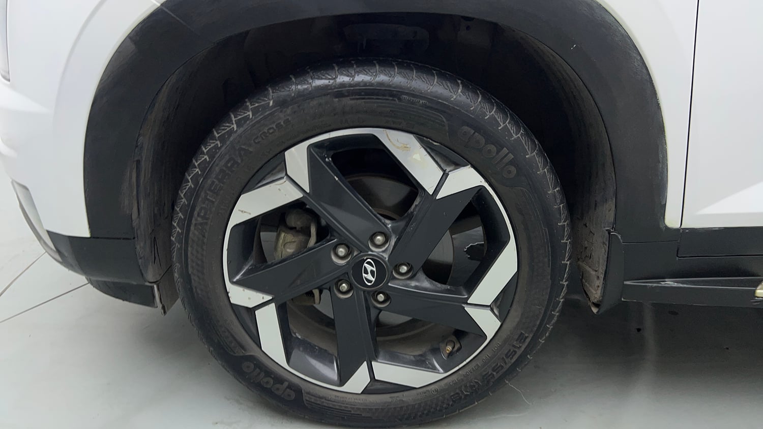 Used 2023 Hyundai Alcazar Signature (O) 7 STR 1.5 Petrol DCT Petrol Automatic tyres LEFT FRONT TYRE RIM VIEW