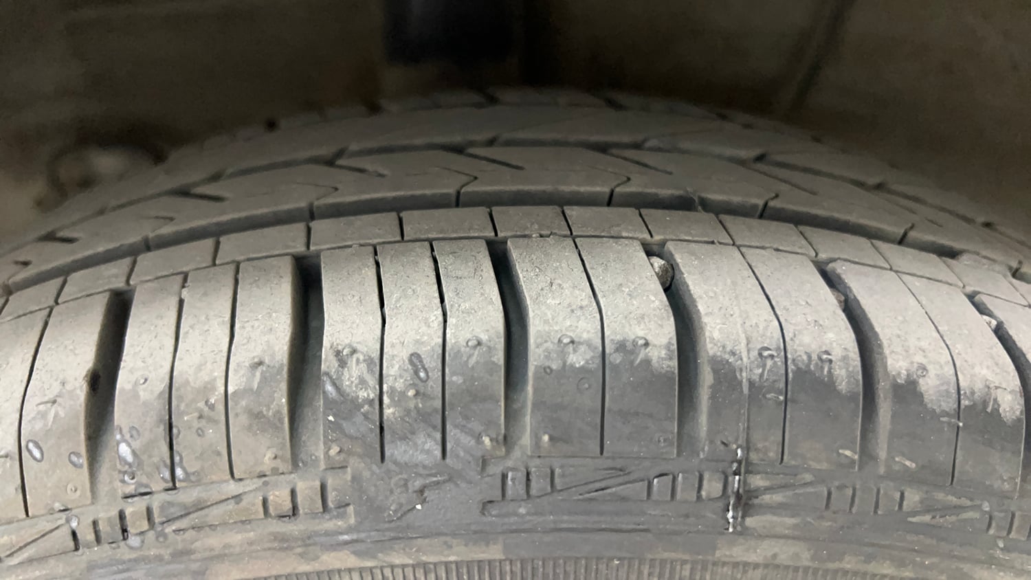 Used 2016 Hyundai Grand i10 Asta AT 1.2 Kappa VTVT Petrol Automatic tyres RIGHT REAR TYRE TREAD VIEW