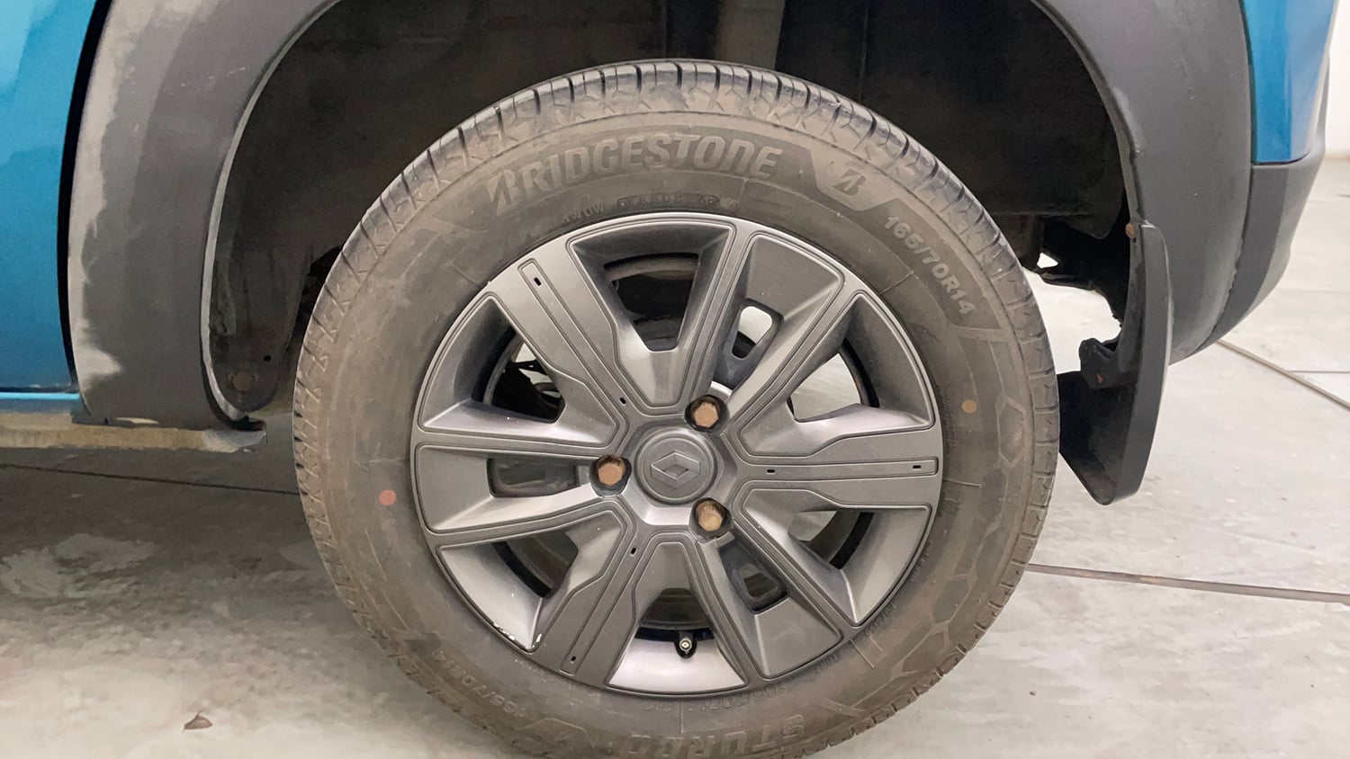 Used 2020 Renault Kwid CLIMBER 1.0 AMT Opt Petrol Automatic tyres LEFT REAR TYRE RIM VIEW