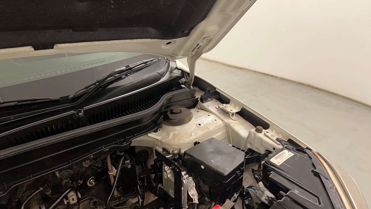 Used 2022 maruti-suzuki Vitara Brezza VXi Petrol Manual engine ENGINE LEFT SIDE HINGE & APRON VIEW