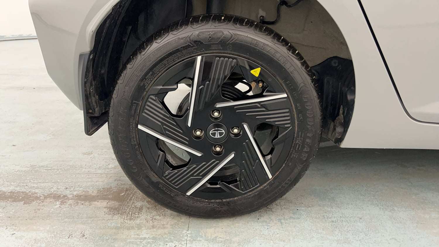 Used 2025 Tata Altroz Accomplished S Diesel 5MT Diesel Manual tyres RIGHT REAR TYRE RIM VIEW
