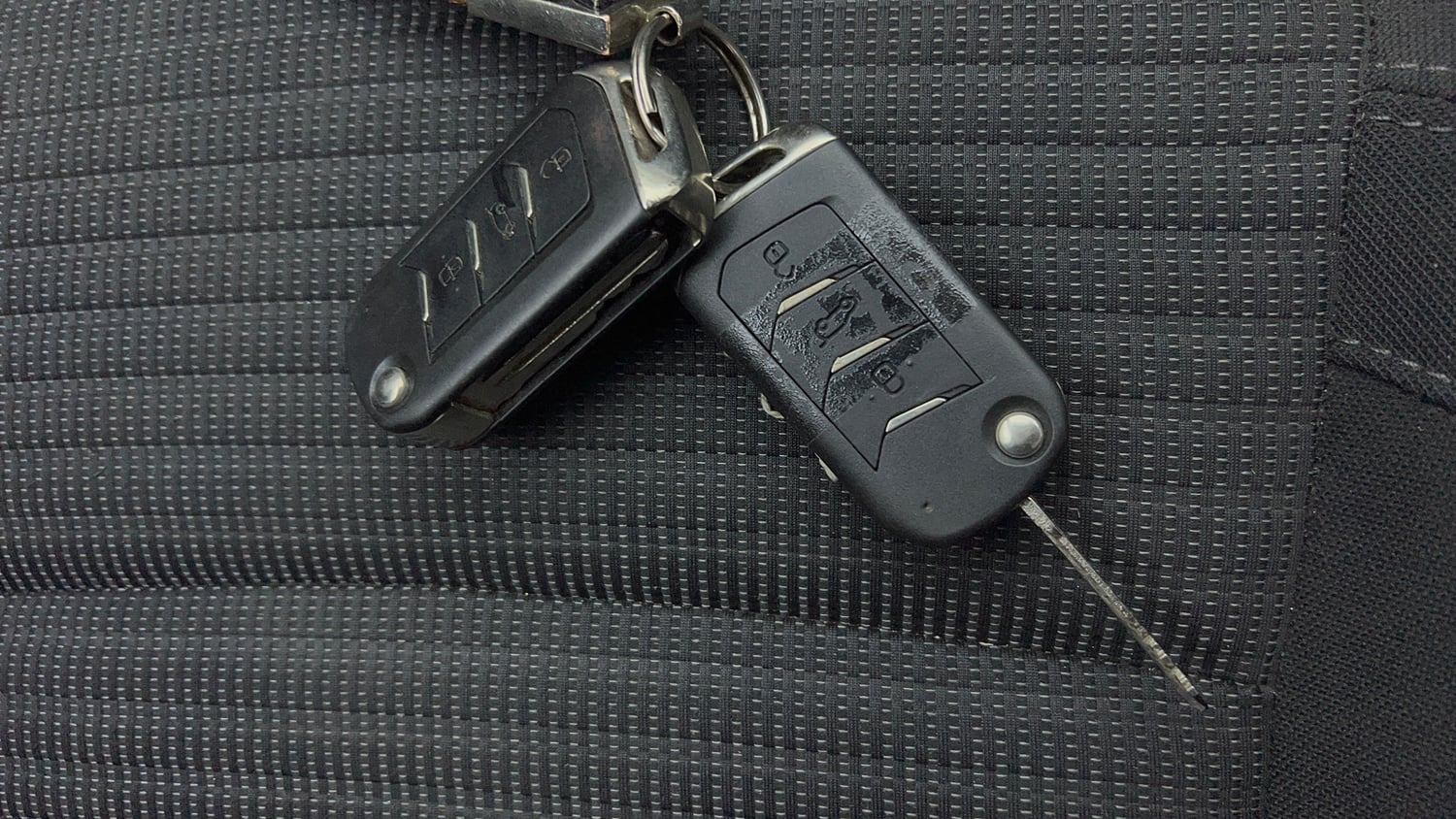 Used 2022 Mahindra XUV700 AX 5 Petrol MT 7 STR Petrol Manual extra CAR KEY VIEW