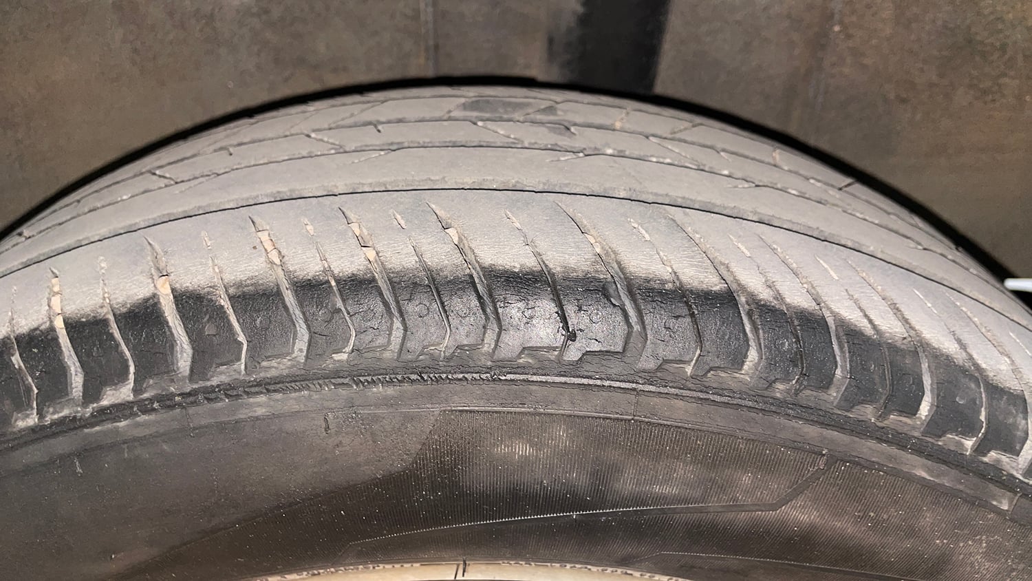 Used 2021 Renault Kiger RXT 1.0 Turbo MT Petrol Manual tyres LEFT REAR TYRE TREAD VIEW