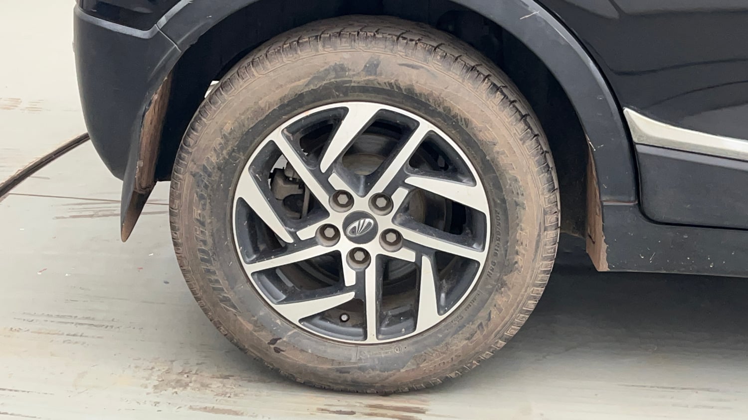 Used 2022 Mahindra XUV 300 W8 (O) 1.2 Petrol Petrol Manual tyres RIGHT REAR TYRE RIM VIEW
