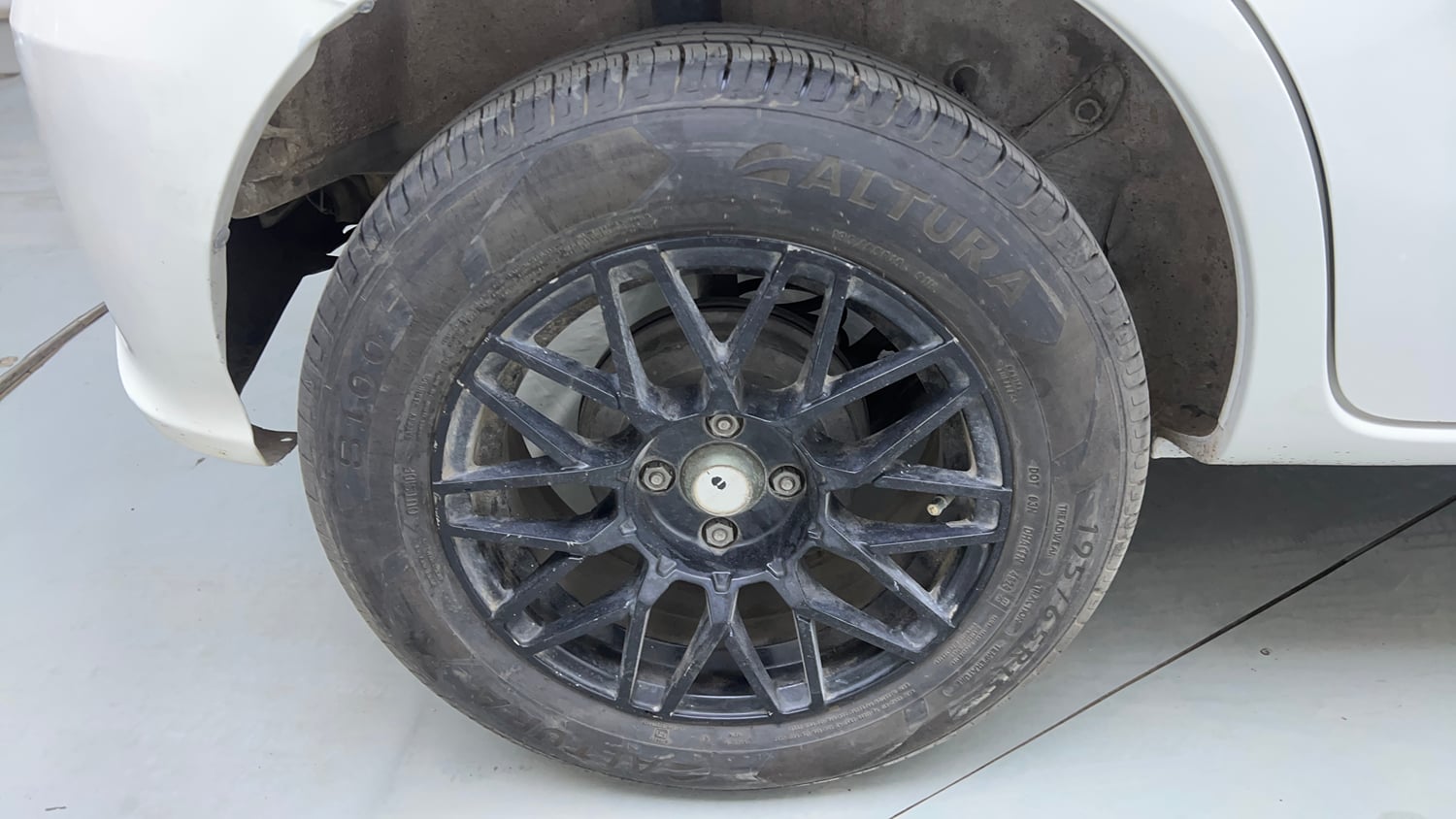 Used 2017 Toyota Etios Liva GXD Diesel Manual tyres RIGHT REAR TYRE RIM VIEW