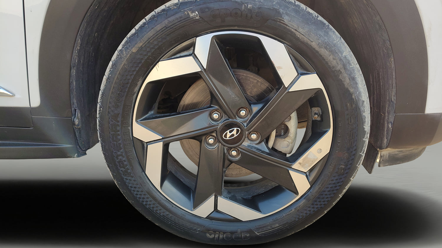 Used 2022 Hyundai Alcazar Signature (O) 6 STR 1.5 Diesel AT Diesel Automatic tyres RIGHT FRONT TYRE RIM VIEW