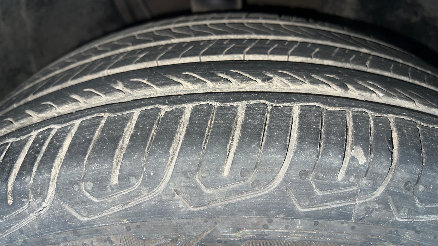 Used 2022 Volkswagen Taigun Highline 1.0 TSI AT Petrol Automatic tyres RIGHT FRONT TYRE TREAD VIEW