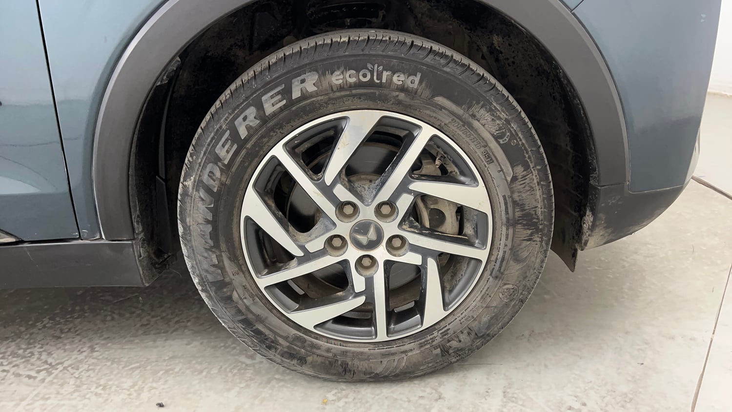 Used 2023 Mahindra XUV 300 W8 (O) 1.2 Petrol AMT Petrol Automatic tyres RIGHT FRONT TYRE RIM VIEW