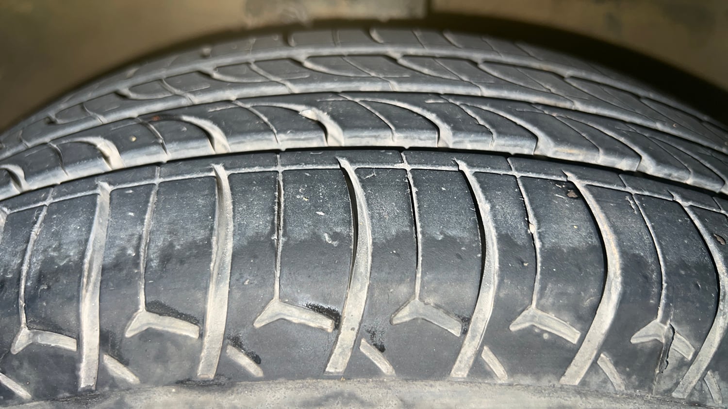 Used 2014 Maruti Suzuki Celerio VXi AMT Petrol Automatic tyres RIGHT FRONT TYRE TREAD VIEW