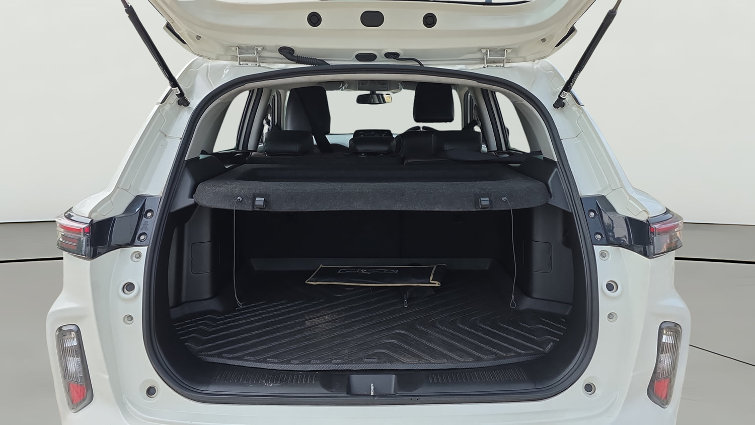 Used 2023 Maruti Suzuki Grand Vitara Zeta Smart Hybrid Petrol Manual interior DICKY INSIDE VIEW