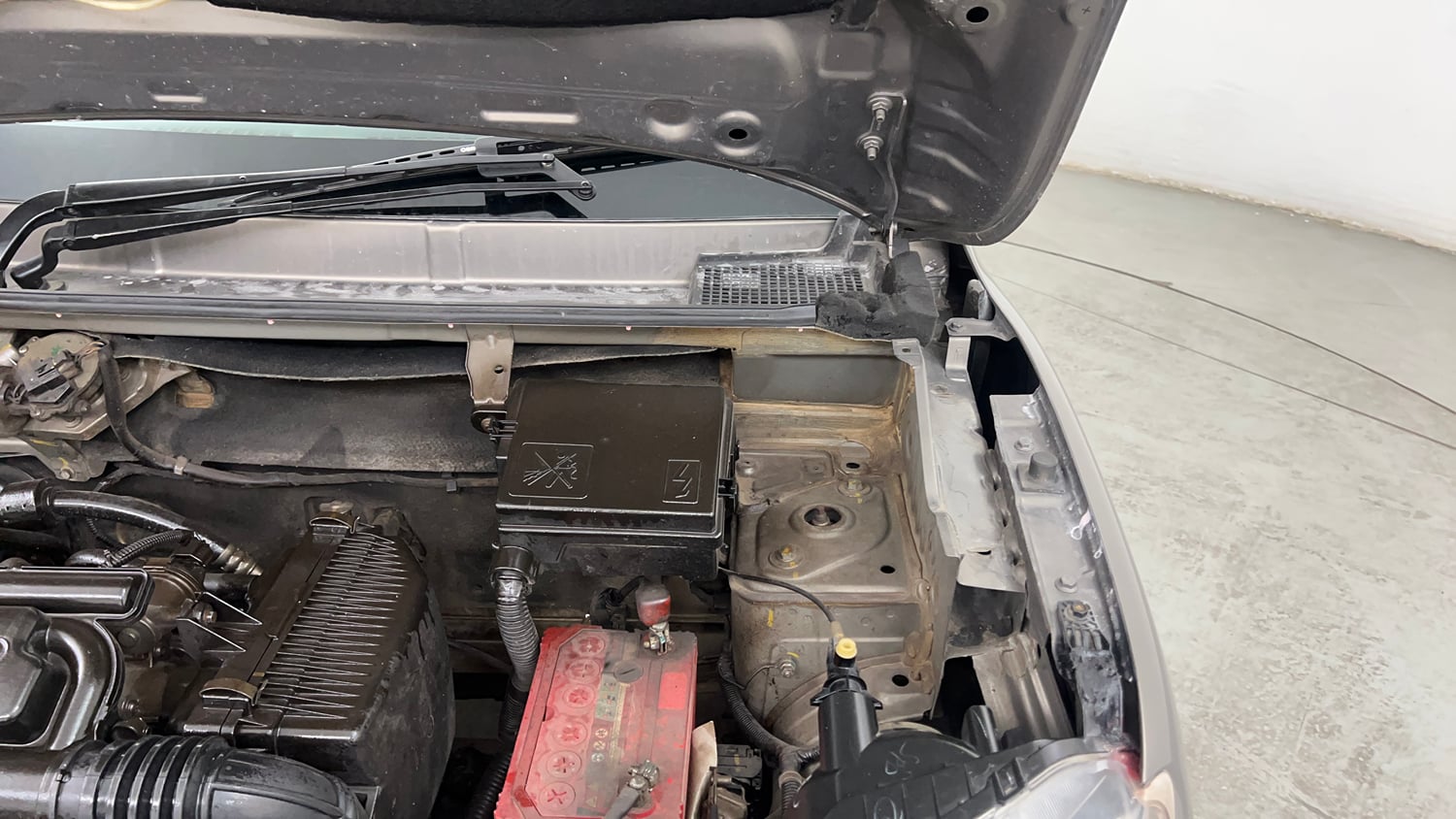 Used 2019 Renault Kwid RXL Petrol Manual engine ENGINE LEFT SIDE HINGE & APRON VIEW