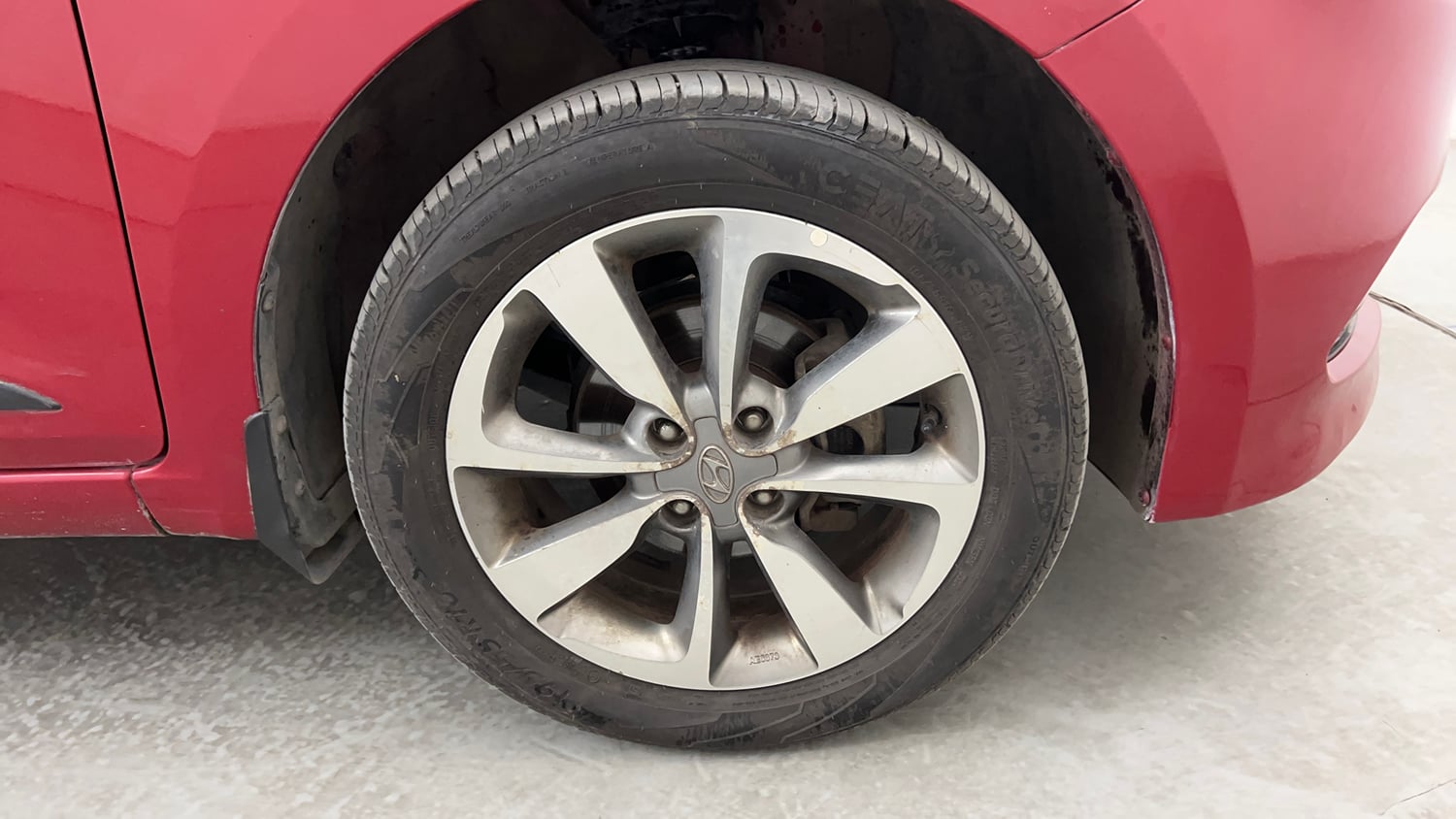 Used 2015 Hyundai Elite i20 Asta 1.2 Petrol Manual tyres RIGHT FRONT TYRE RIM VIEW