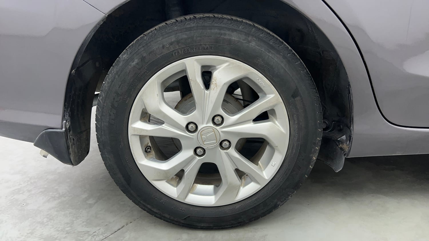 Used 2019 Honda Amaze 1.2 V CVT Petrol Petrol Automatic tyres RIGHT REAR TYRE RIM VIEW