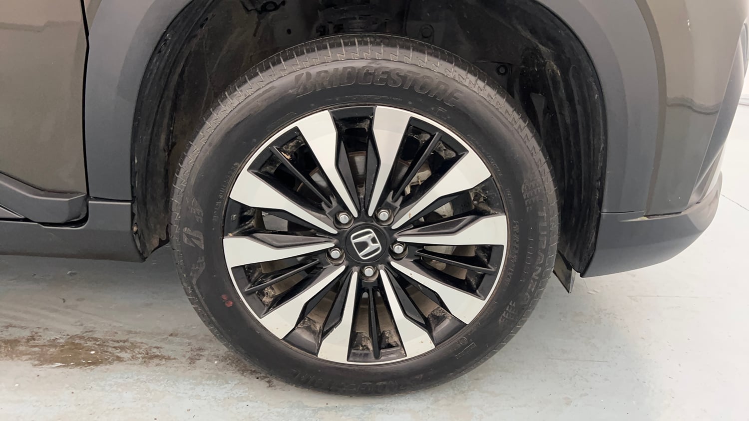 Used 2024 Honda Elevate VX CVT Petrol Automatic tyres RIGHT FRONT TYRE RIM VIEW