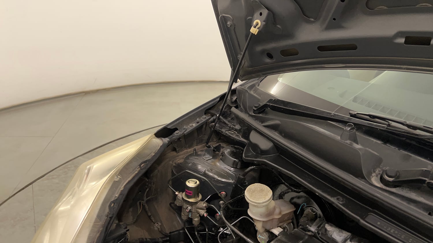 Used 2013 Maruti Suzuki A-Star VXI Petrol Manual engine ENGINE RIGHT SIDE HINGE & APRON VIEW