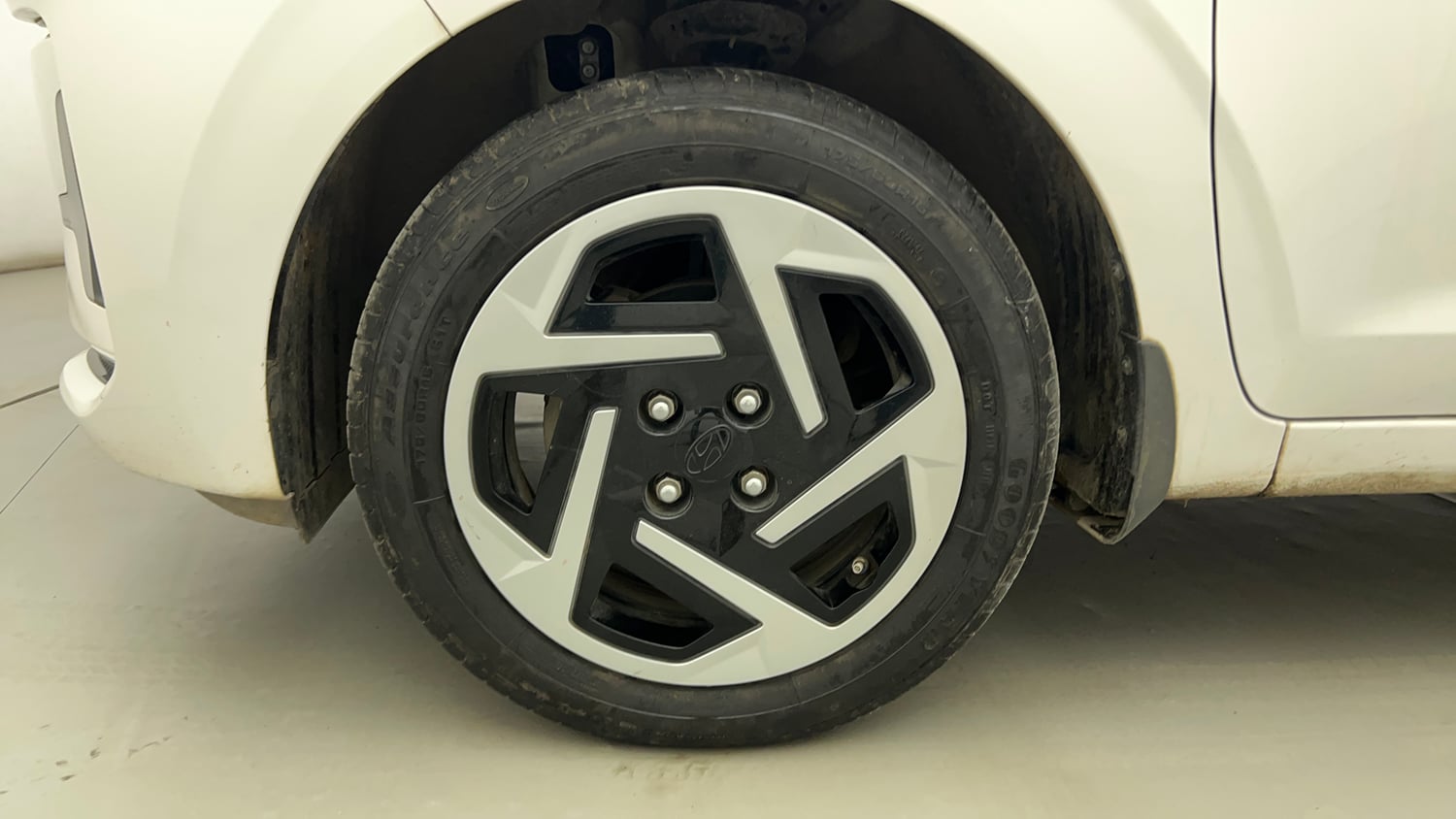 Used 2024 Hyundai Grand i10 Nios Sportz 1.2 Hy-CNG Duo Cng Manual tyres LEFT FRONT TYRE RIM VIEW