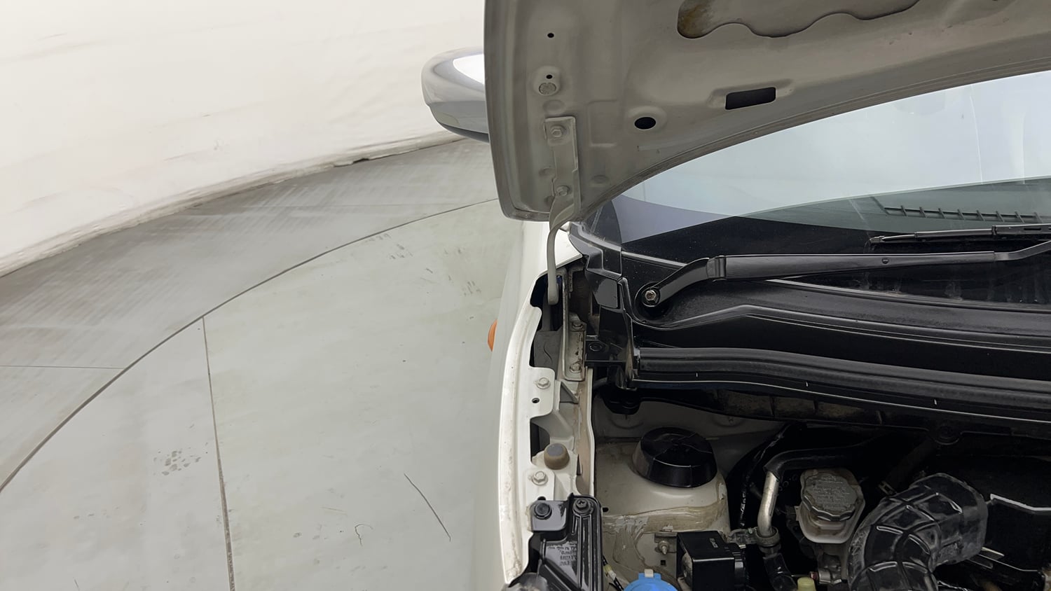 Used 2019 Maruti Suzuki Wagon R VXi 1.2 Petrol Manual engine ENGINE RIGHT SIDE HINGE & APRON VIEW