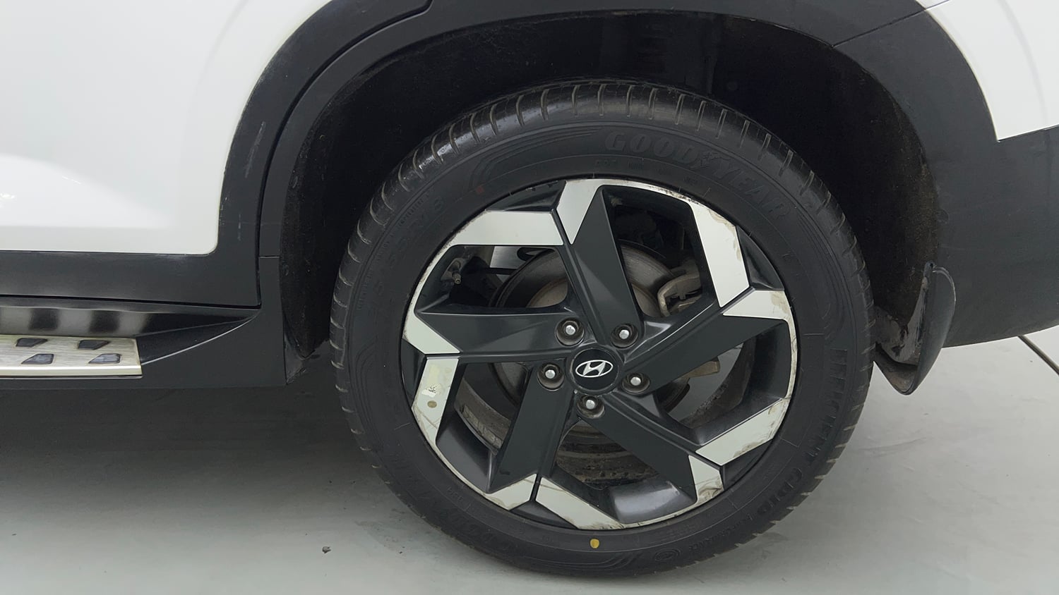 Used 2023 Hyundai Alcazar Signature (O) 7 STR 1.5 Petrol DCT Petrol Automatic tyres LEFT REAR TYRE RIM VIEW