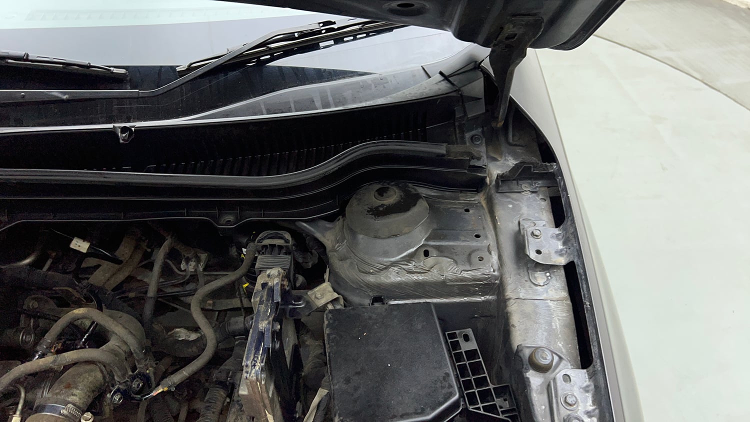 Used 2018 Maruti Suzuki Vitara Brezza [2016-2020] LDi Diesel Manual engine ENGINE LEFT SIDE HINGE & APRON VIEW