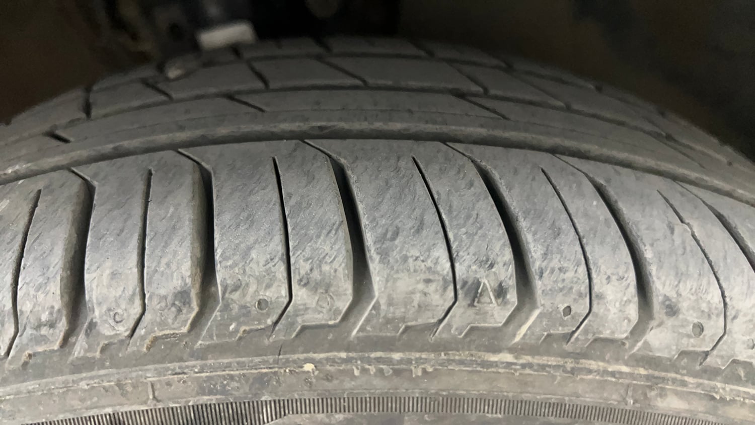 Used 2016 Volkswagen Ameo Comfortline 1.2L (P) Petrol Manual tyres RIGHT FRONT TYRE TREAD VIEW