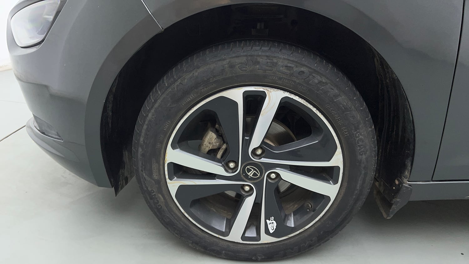 Used 2025 Tata Altroz XZA Petrol Petrol Automatic tyres LEFT FRONT TYRE RIM VIEW