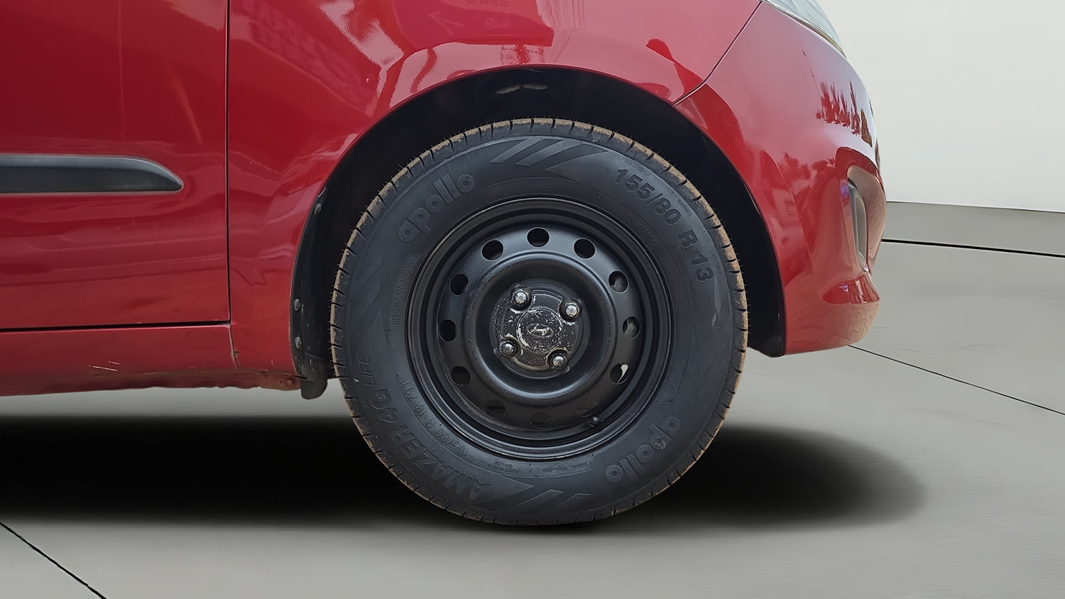 Used 2013 Hyundai i10 Era 1.1 iRDE2 Petrol Manual tyres RIGHT FRONT TYRE RIM VIEW