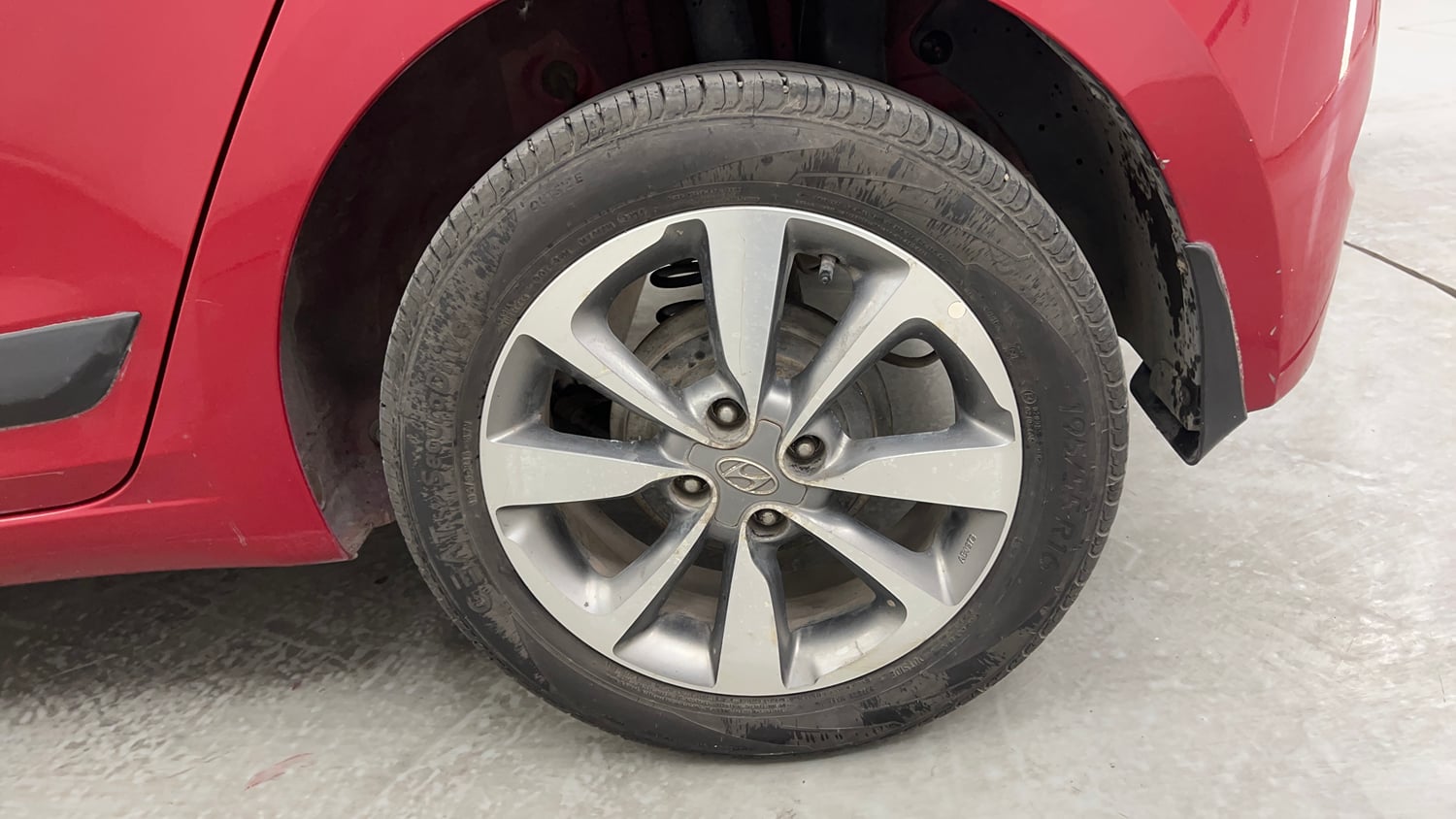 Used 2015 Hyundai Elite i20 Asta 1.2 Petrol Manual tyres LEFT REAR TYRE RIM VIEW