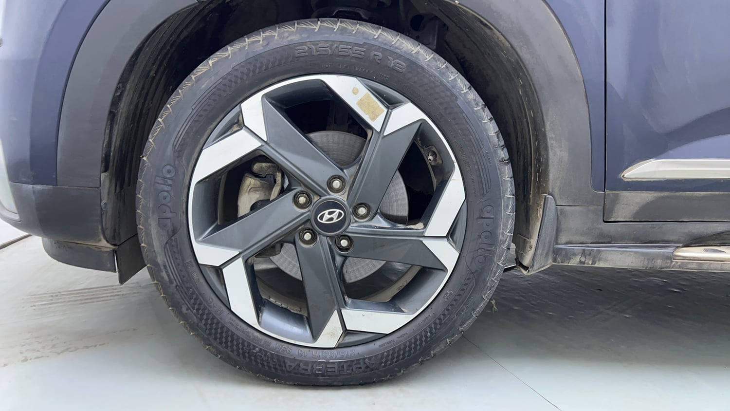 Used 2022 Hyundai Alcazar Signature (O) 7 Seater 1.5 Diesel AT Diesel Automatic tyres LEFT FRONT TYRE RIM VIEW