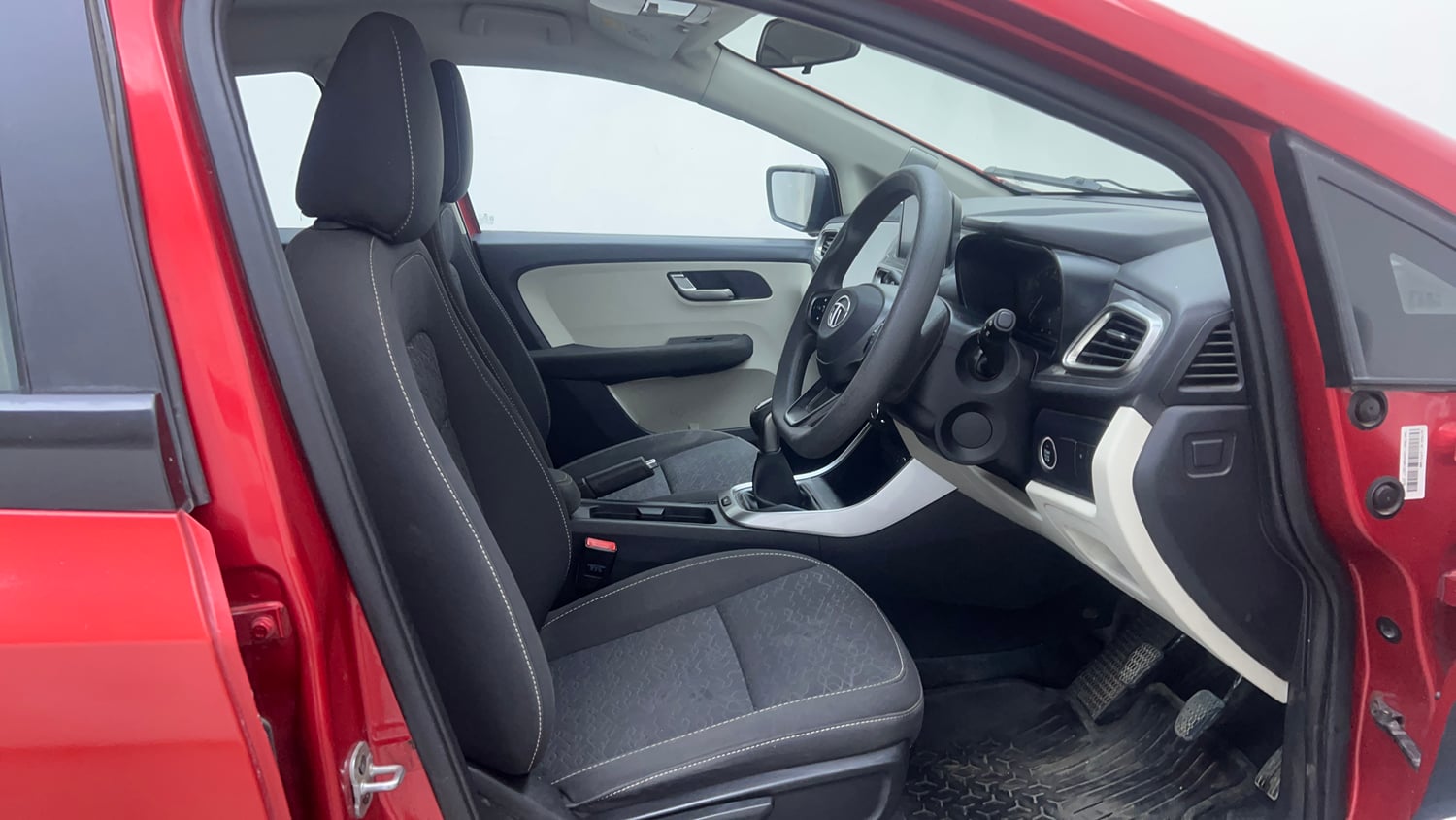 Used 2022 Tata Altroz XZ Petrol Petrol Manual interior RIGHT SIDE FRONT DOOR CABIN VIEW