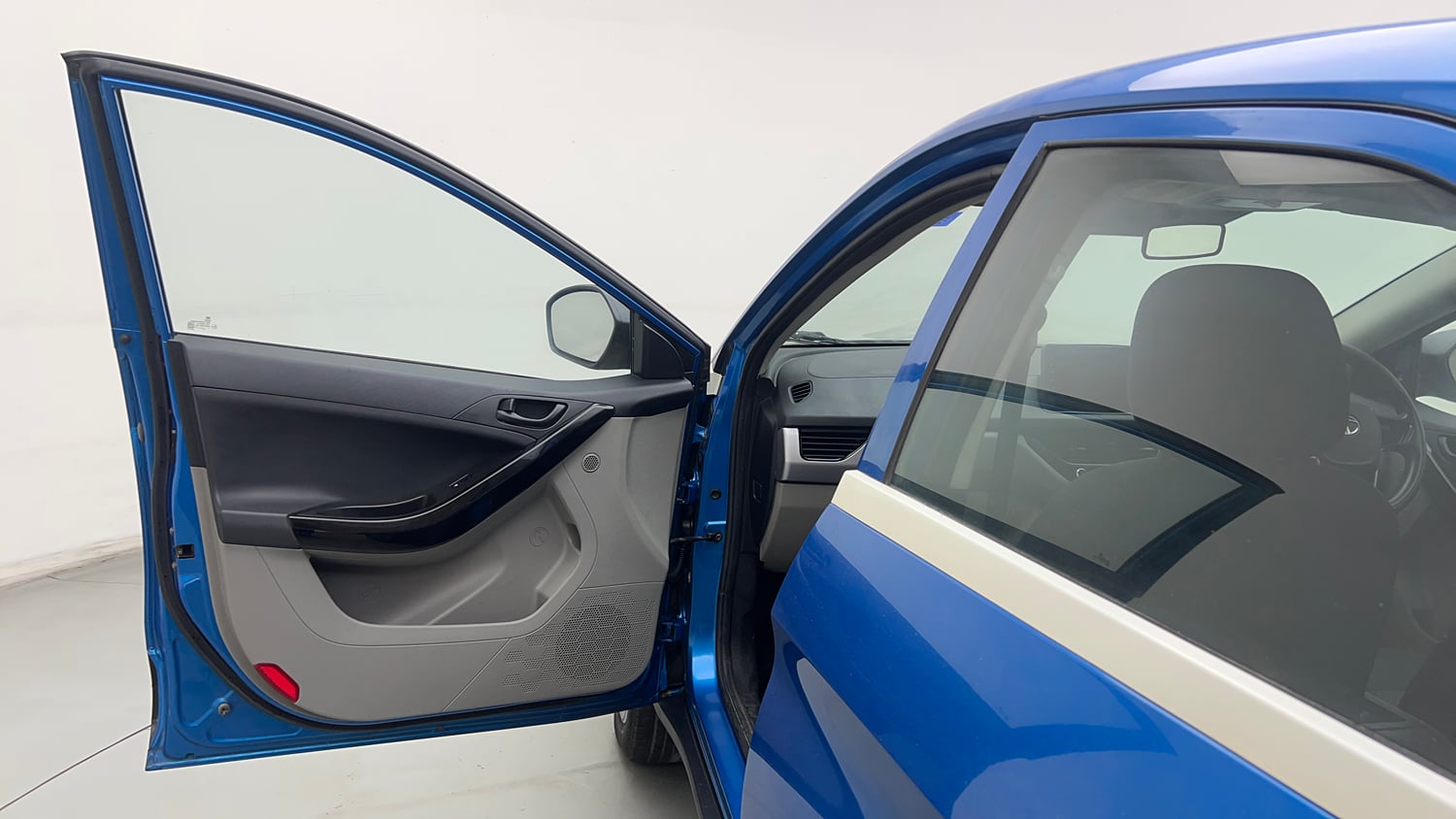 Used 2018 Tata Nexon XM Petrol Manual interior LEFT FRONT DOOR OPEN VIEW