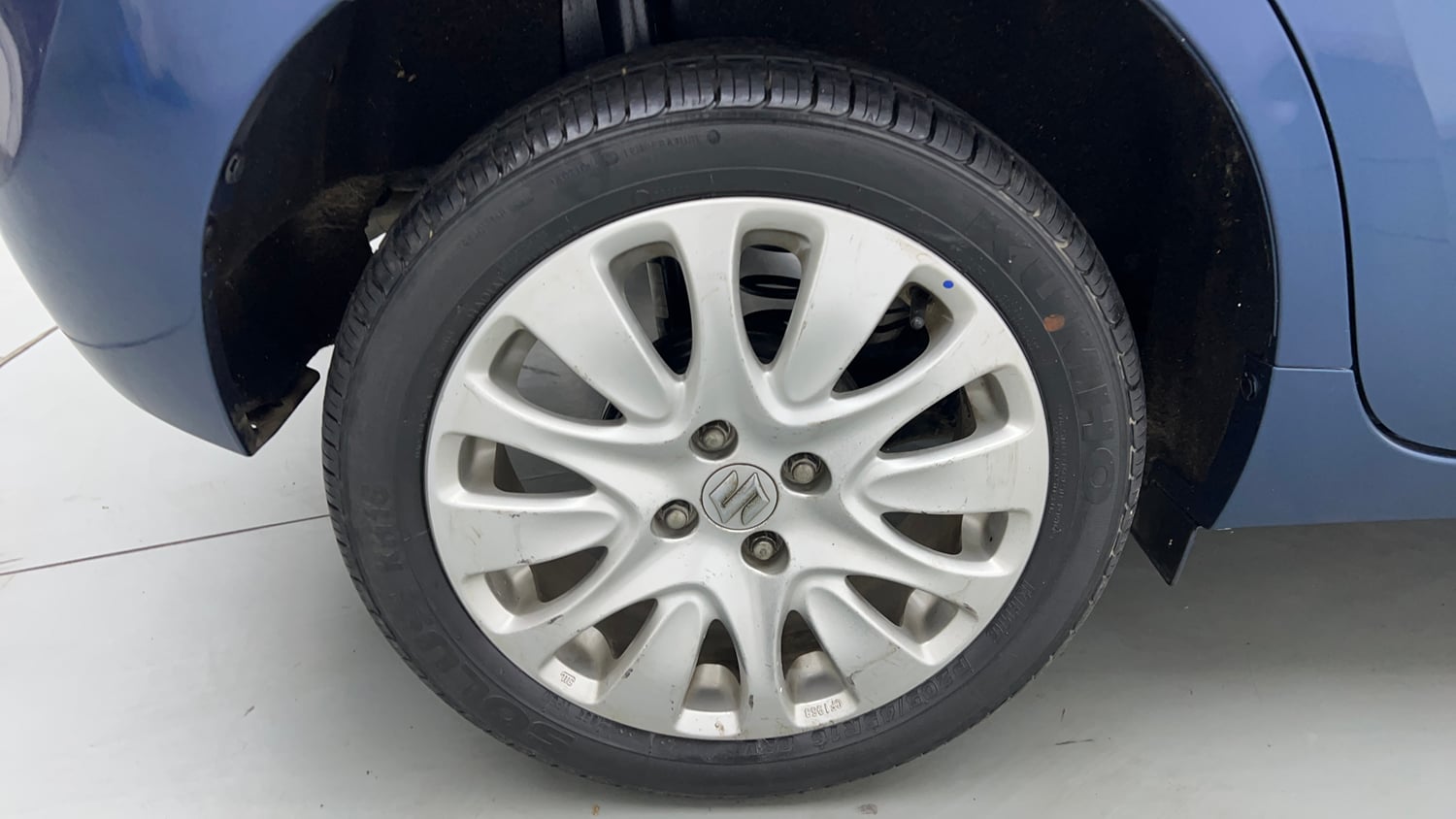 Used 2015 Maruti Suzuki Baleno Zeta 1.2 Petrol Manual tyres RIGHT REAR TYRE RIM VIEW
