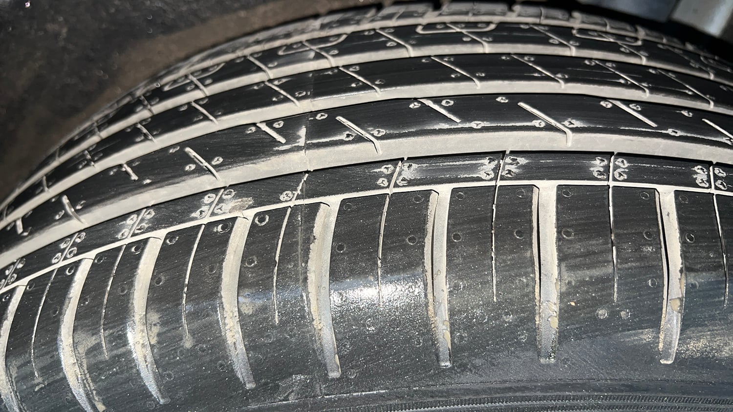 Used 2023 Hyundai Alcazar Signature (O) 7 STR 1.5 Petrol DCT Petrol Automatic tyres LEFT REAR TYRE TREAD VIEW