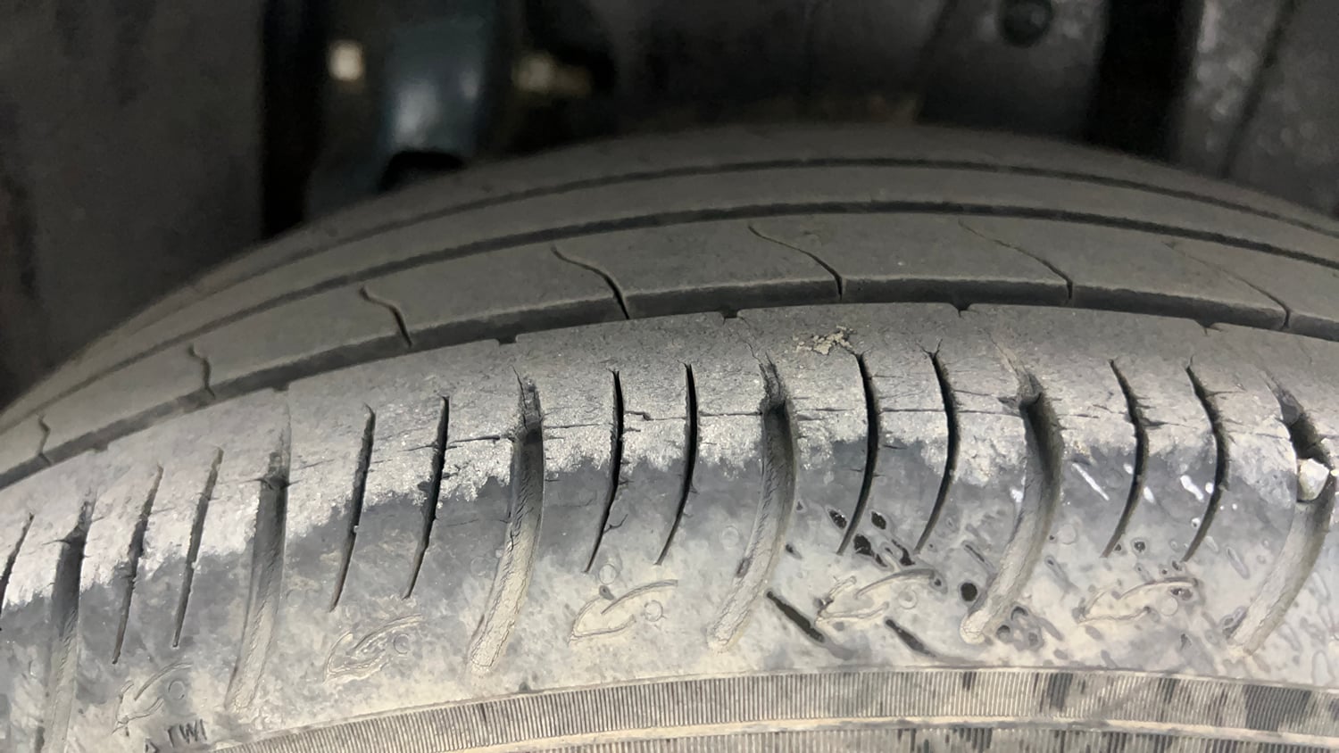 Used 2023 Mahindra XUV 300 W8 (O) 1.2 Petrol AMT Petrol Automatic tyres LEFT REAR TYRE TREAD VIEW